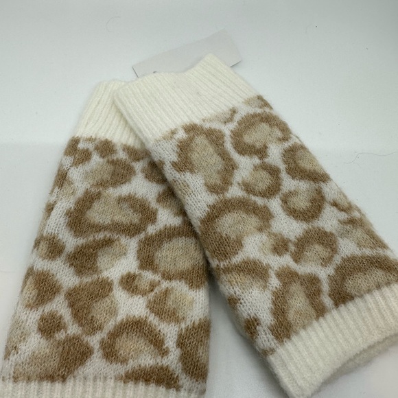 Cheetah Print Fingerless Gloves - Picture 2 of 5